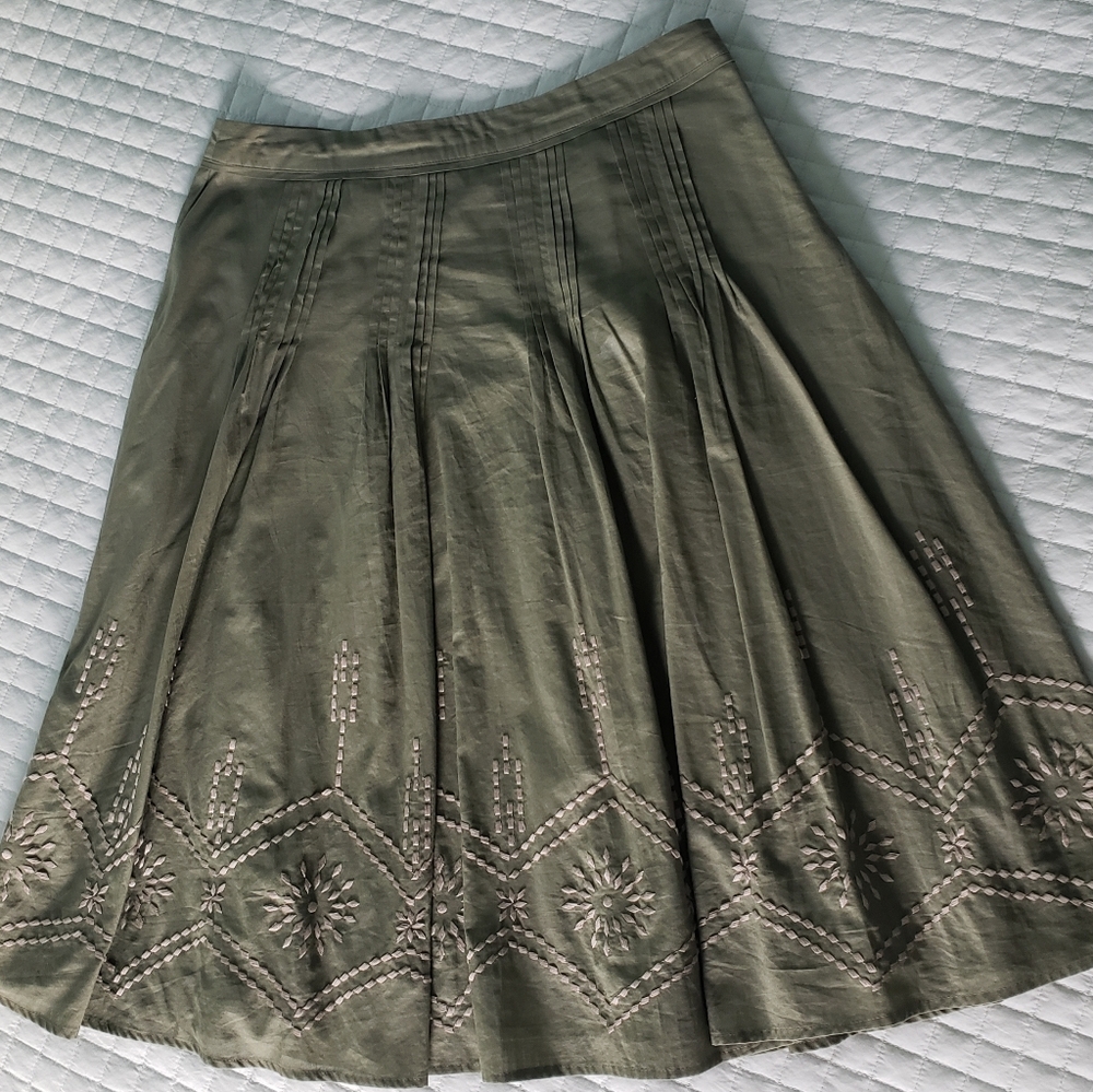 Flounce below knee skirt